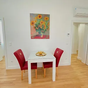 Steiner Residences Reumannplatz Apartment